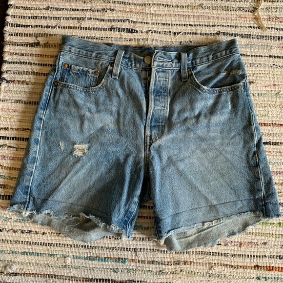 Mid thigh length denims shorts light wash - Picture 1 of 3